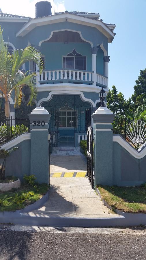 Bailey'S Bed And Breakfast Runaway Bay Exterior photo