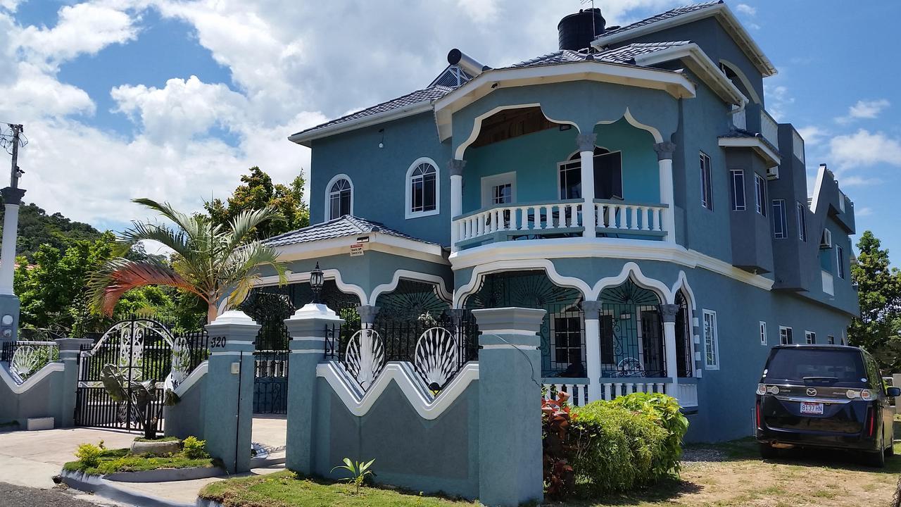 Bailey'S Bed And Breakfast Runaway Bay Exterior photo