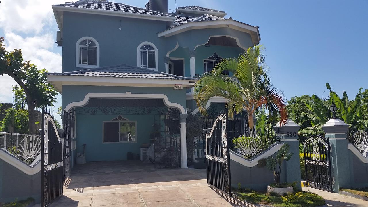 Bailey'S Bed And Breakfast Runaway Bay Exterior photo